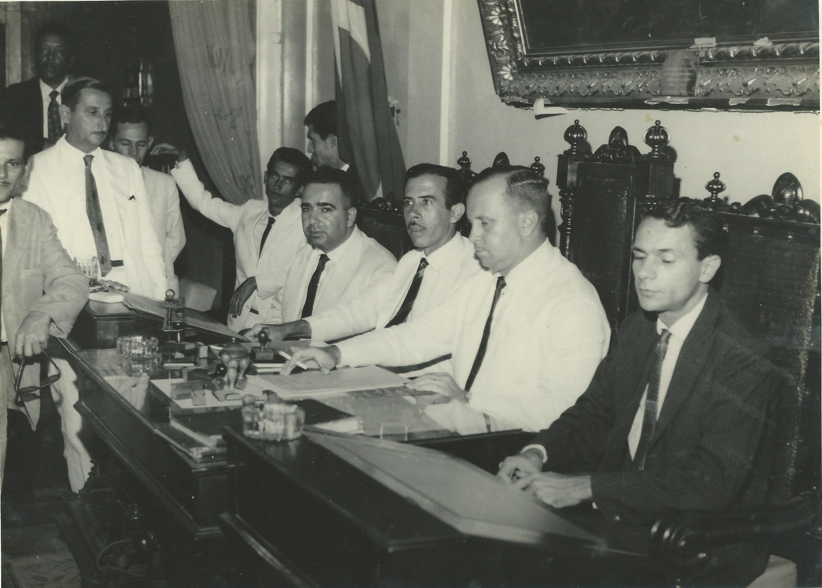 Os funcionários Ruy Nogueira, EdmundoMayerhoffer e Antônio Felisberto de Faria Filho, juntamente com os Vereadores Edgar Coelho dos Santos, Júlio Nogueira e Ariete Moreno